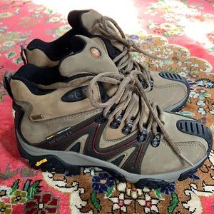 Like new Merrell Women’s Hiking Boots Size 8